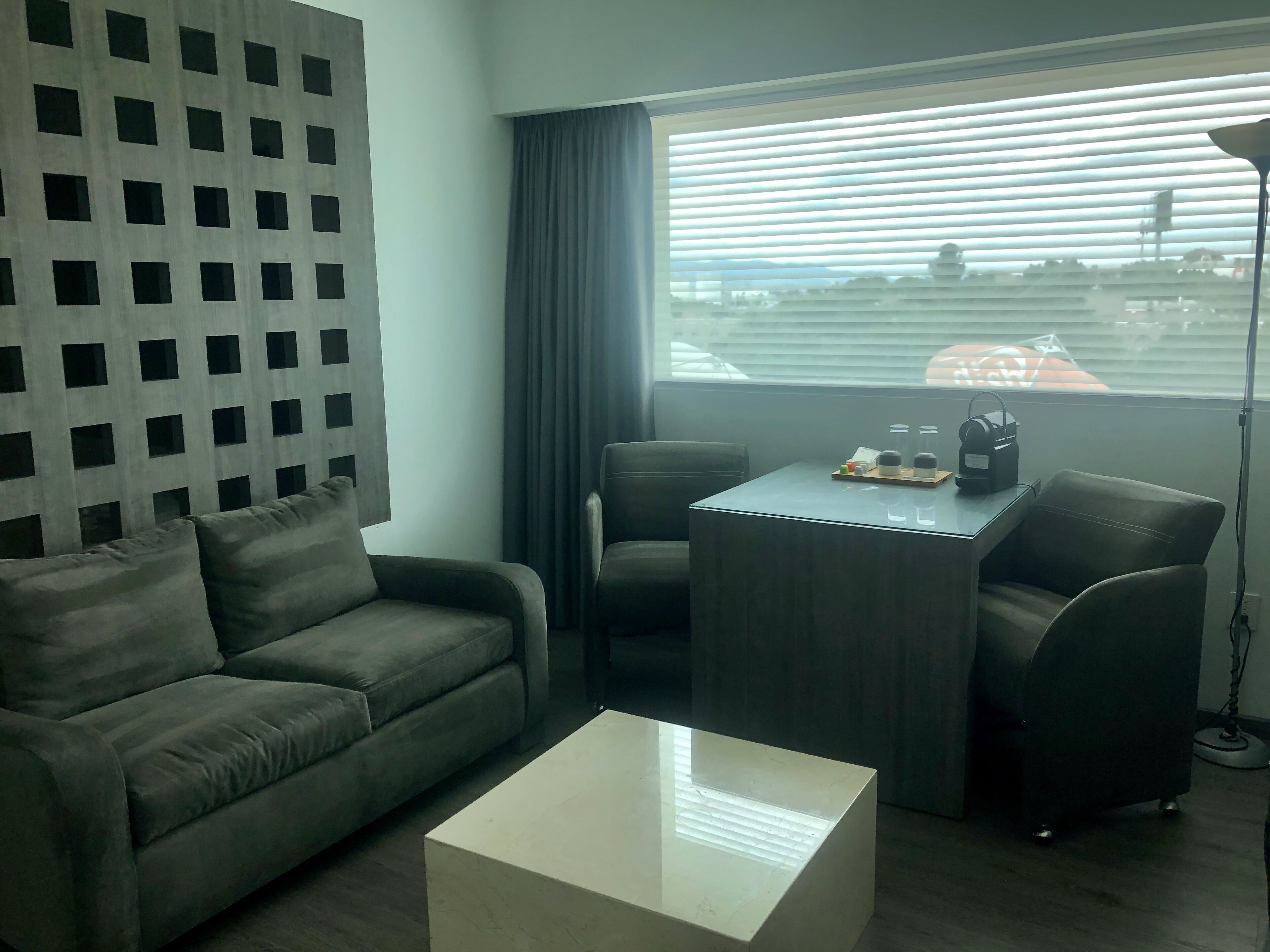 Master Suite con jacuzzi y vista a la calle | Sala de estar | Televisión de pantalla plana de 42 pulgadas con canales por cable 