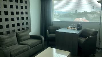 Master Suite con jacuzzi y vista a la calle | Sala de estar | Televisión de pantalla plana de 42 pulgadas con canales por cable