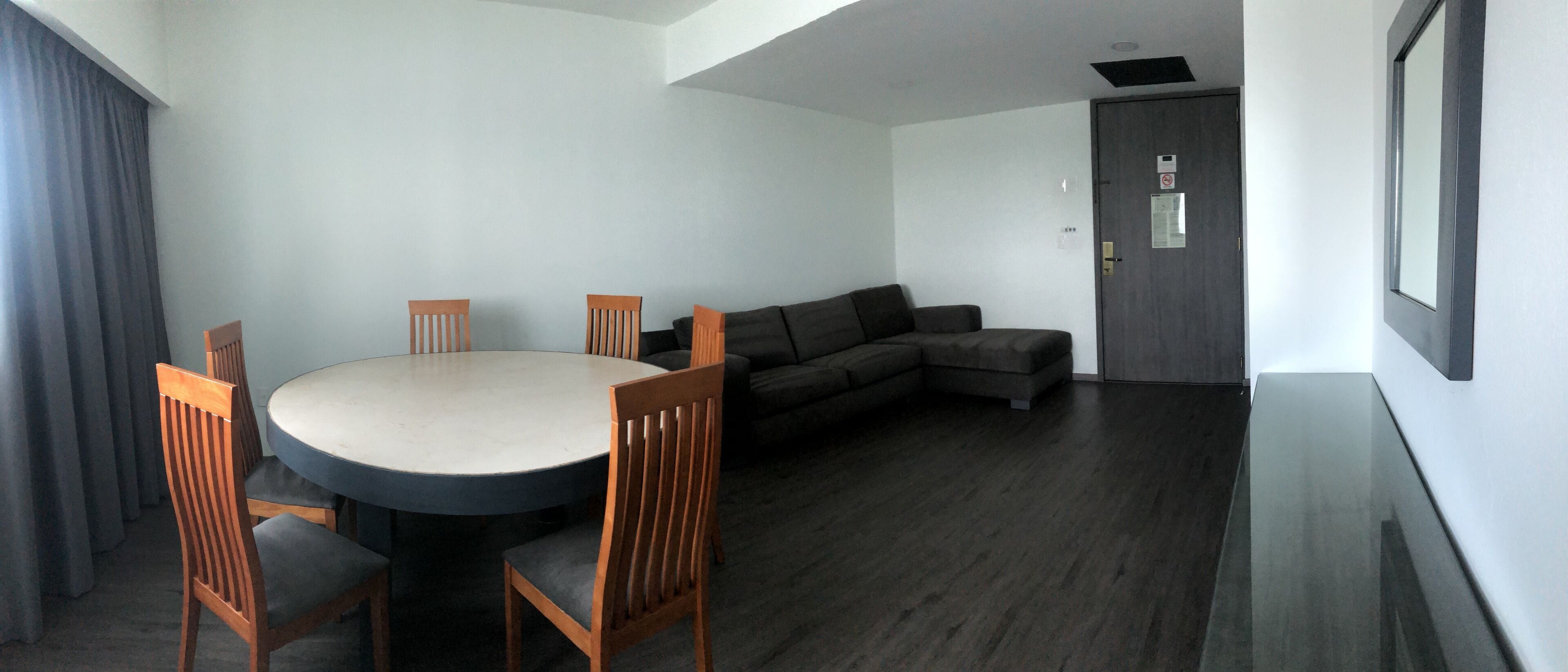 Suite Business con sala de estar y vista a la calle | Sala de estar | Televisión de pantalla plana de 42 pulgadas con canales por cable 