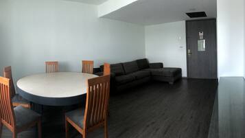 Suite Business con sala de estar y vista a la calle | Sala de estar | Televisión de pantalla plana de 42 pulgadas con canales por cable