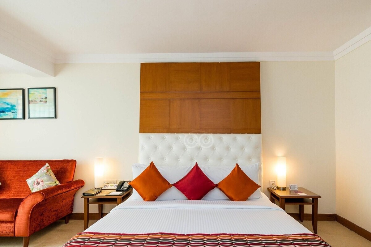 Premium bedding, in-room safe, desk, laptop workspace