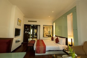 Phòng Club | Bộ đồ giường cao cấp, minibar, két bảo mật tại phòng, bàn 