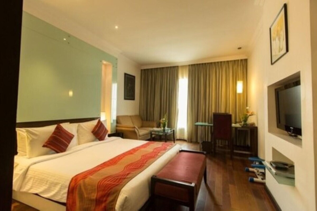 Premium bedding, in-room safe, desk, laptop workspace