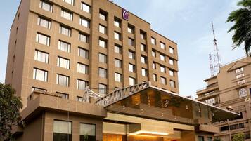 Vista frontal de la propiedad