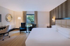 خزنة داخل الغرفة ومكتب ومساحة عمل للكمبيوتر المحمول ومكواة/لوح كي