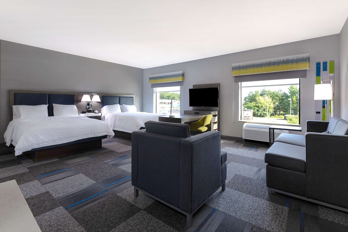 suite, 2 queen beds, non smoking | living area