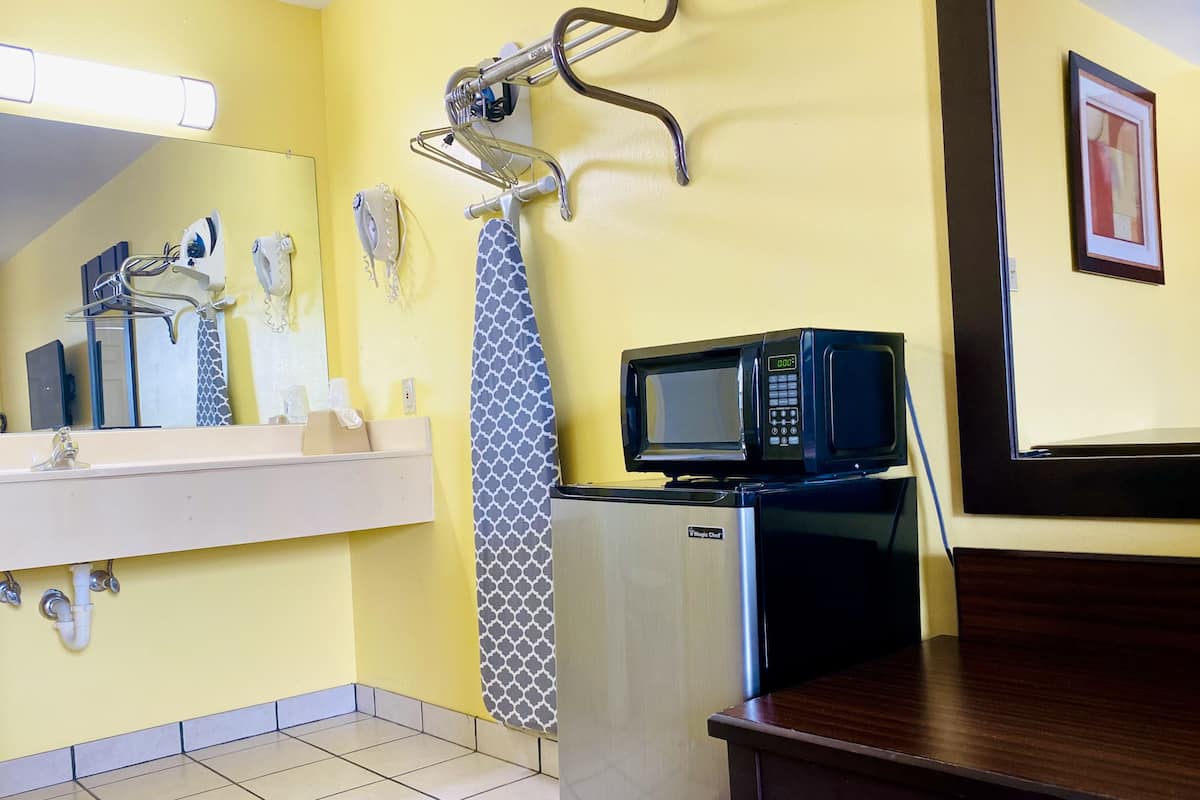 Iron/ironing board, free WiFi, bed sheets