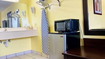 Iron/ironing board, free WiFi, bed sheets