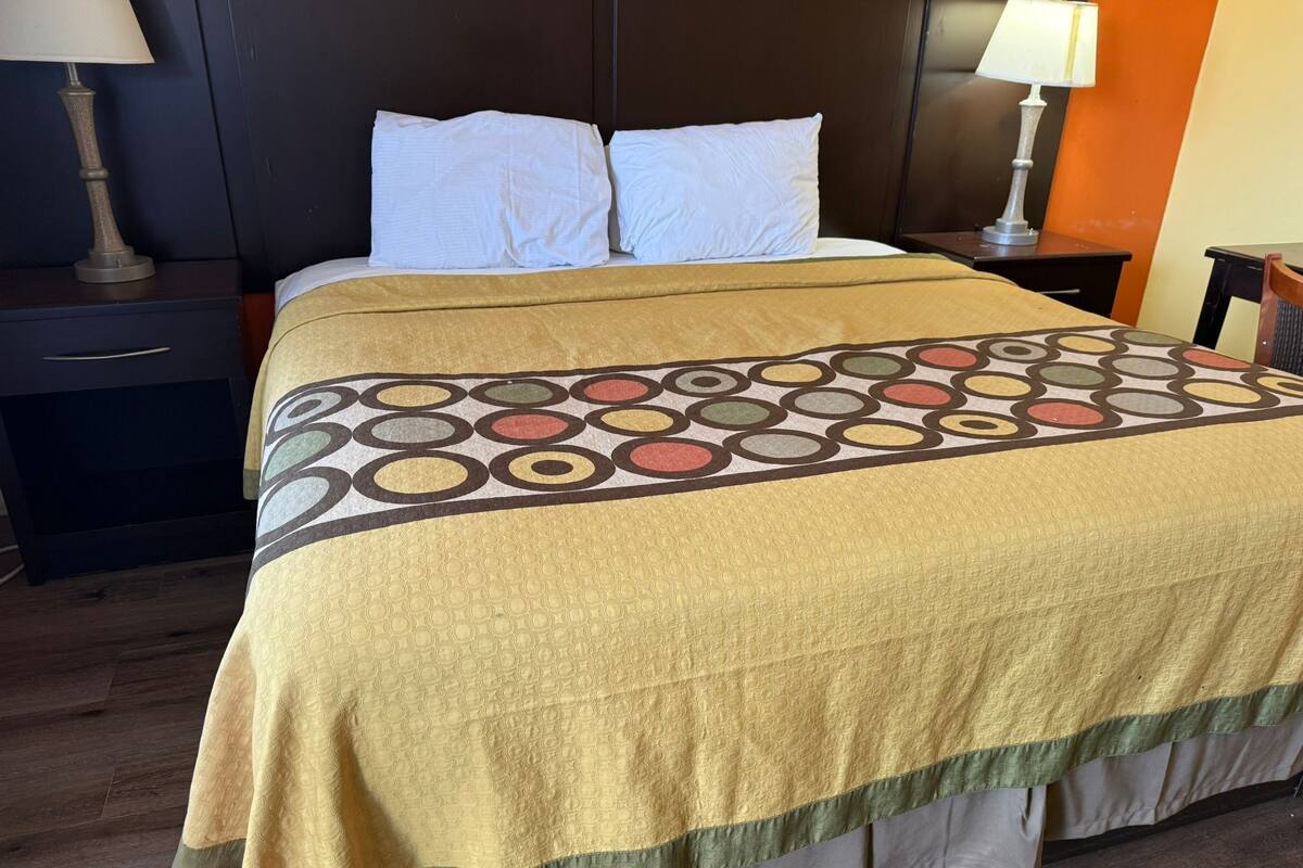 Tabla de planchar con plancha, wifi gratis y ropa de cama