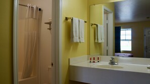 浴槽、ヘアドライヤー、タオル