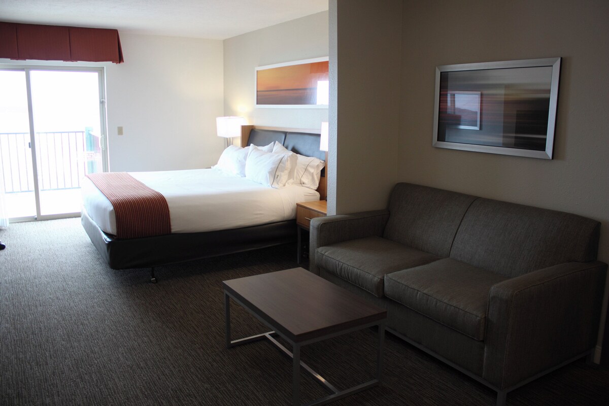 Standard Room, 1 King Bed, Balcony