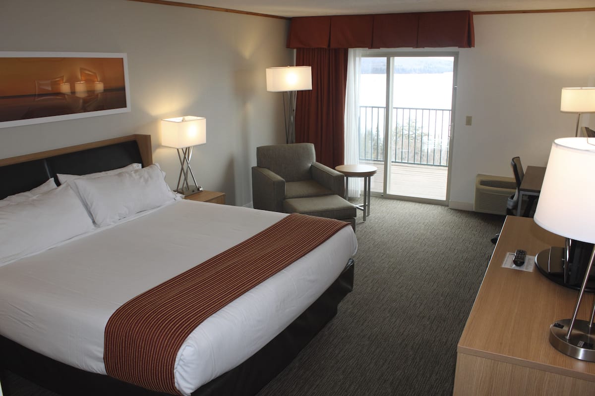 desk, iron/ironing board, free cots/infant beds, rollaway beds