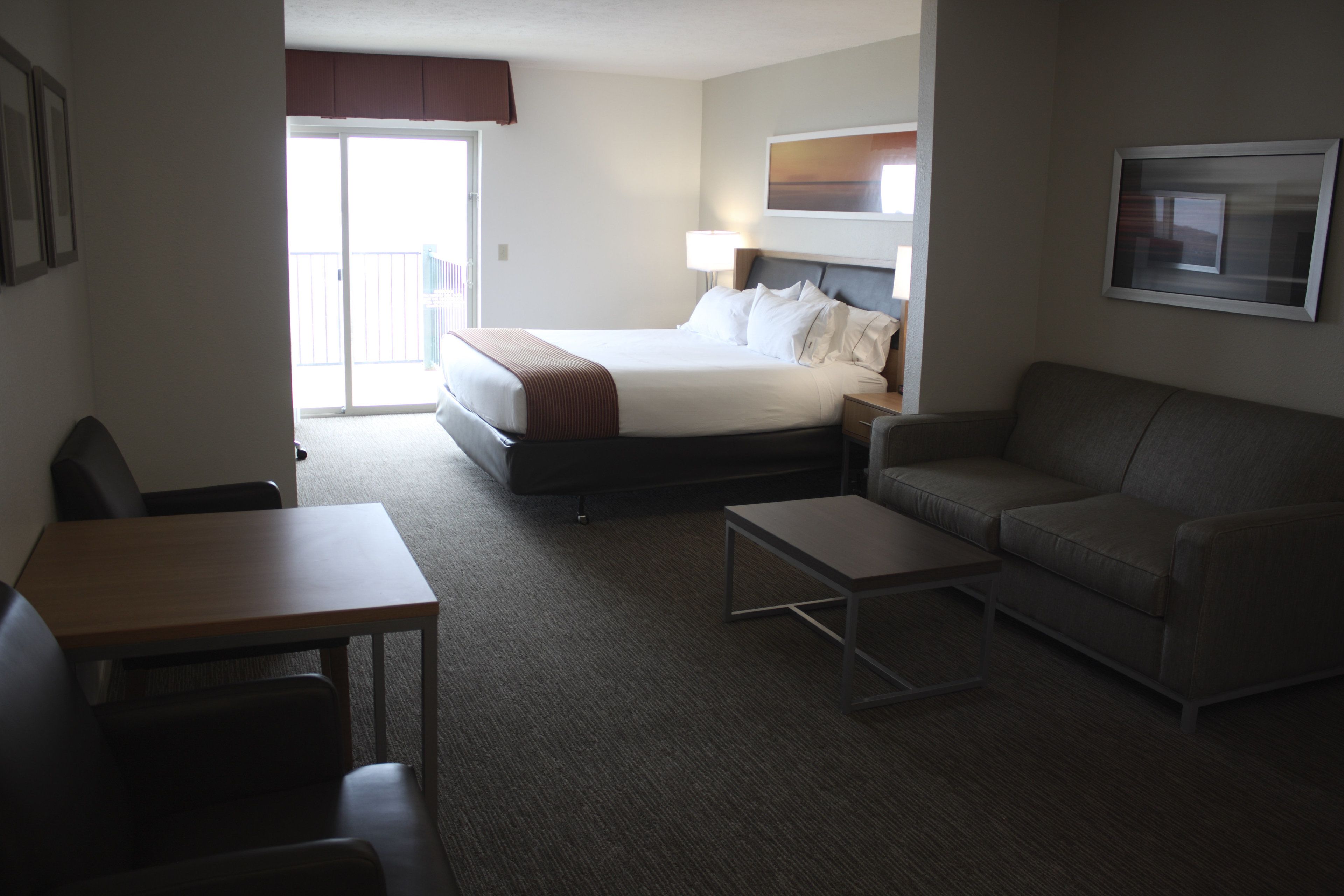 standard room, 1 king bed, balcony | desk, iron/ironing board, free cots/infant beds, rollaway beds