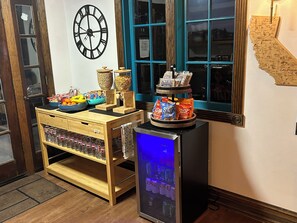 Free daily self-serve breakfast - Arrowhead Lake Inn (Lake Arrowhead)