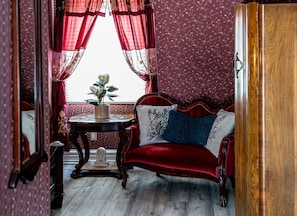 ROMANTIQUE | Living area | 32-inch flat-screen TV with digital channels