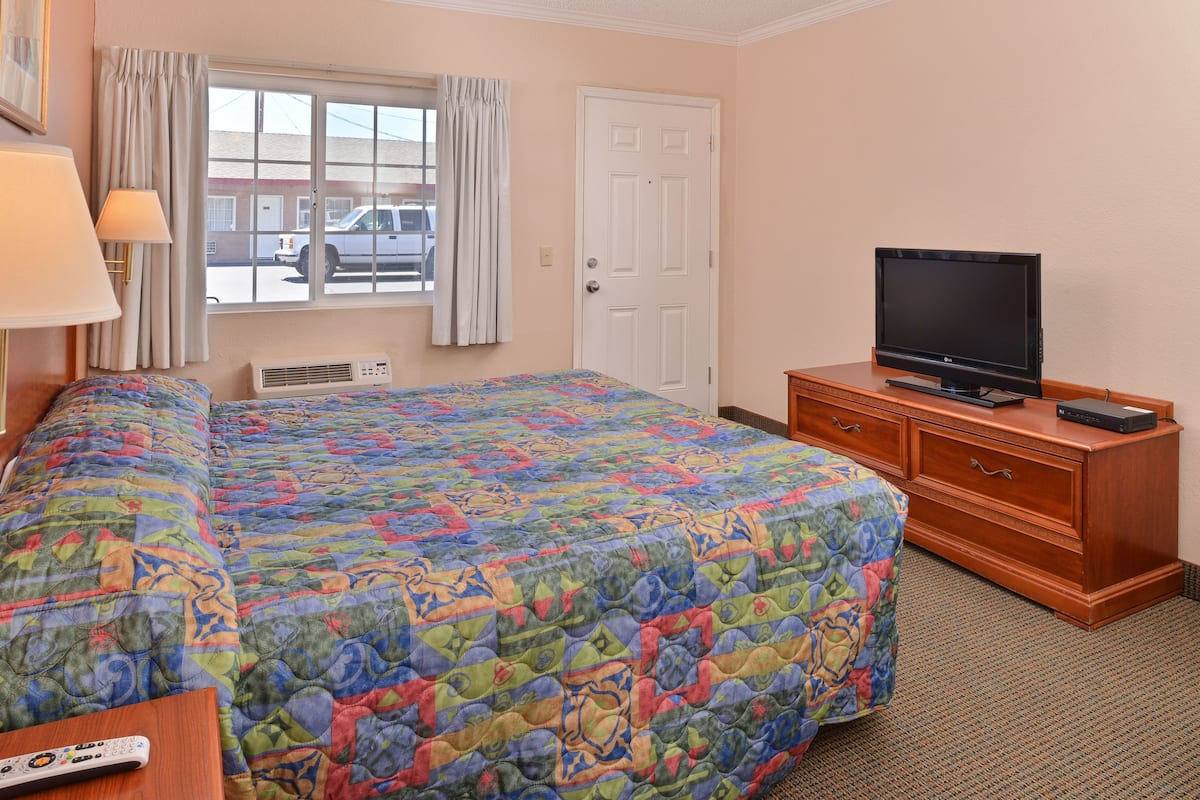 Room, 1 King Bed | Premium bedding, desk, blackout drapes, soundproofing
