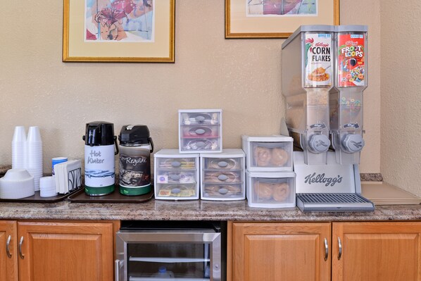 Breakfast area - Golden Eagle Motel (Dorris)