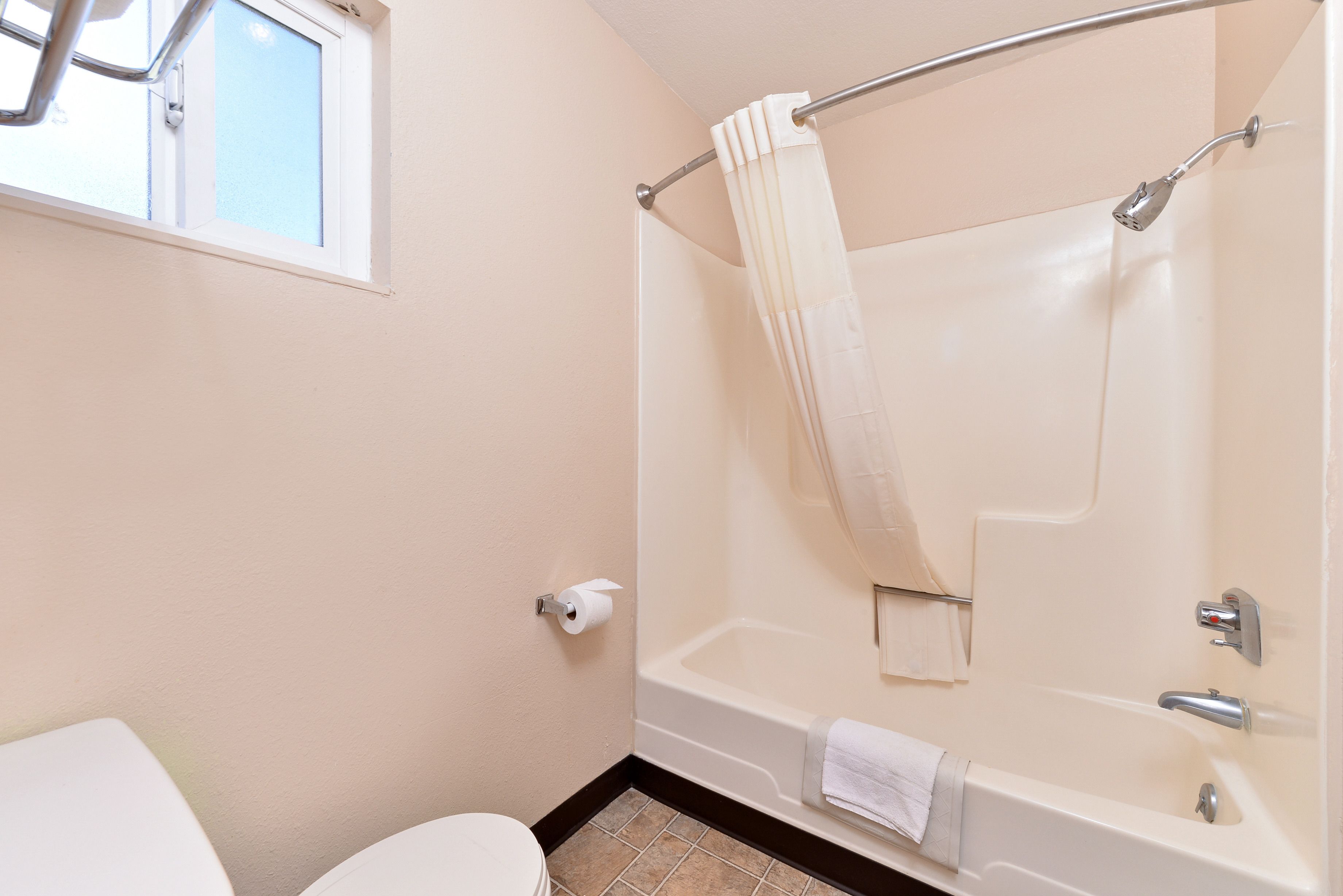 Combined shower/tub, free toiletries, hair dryer, towels