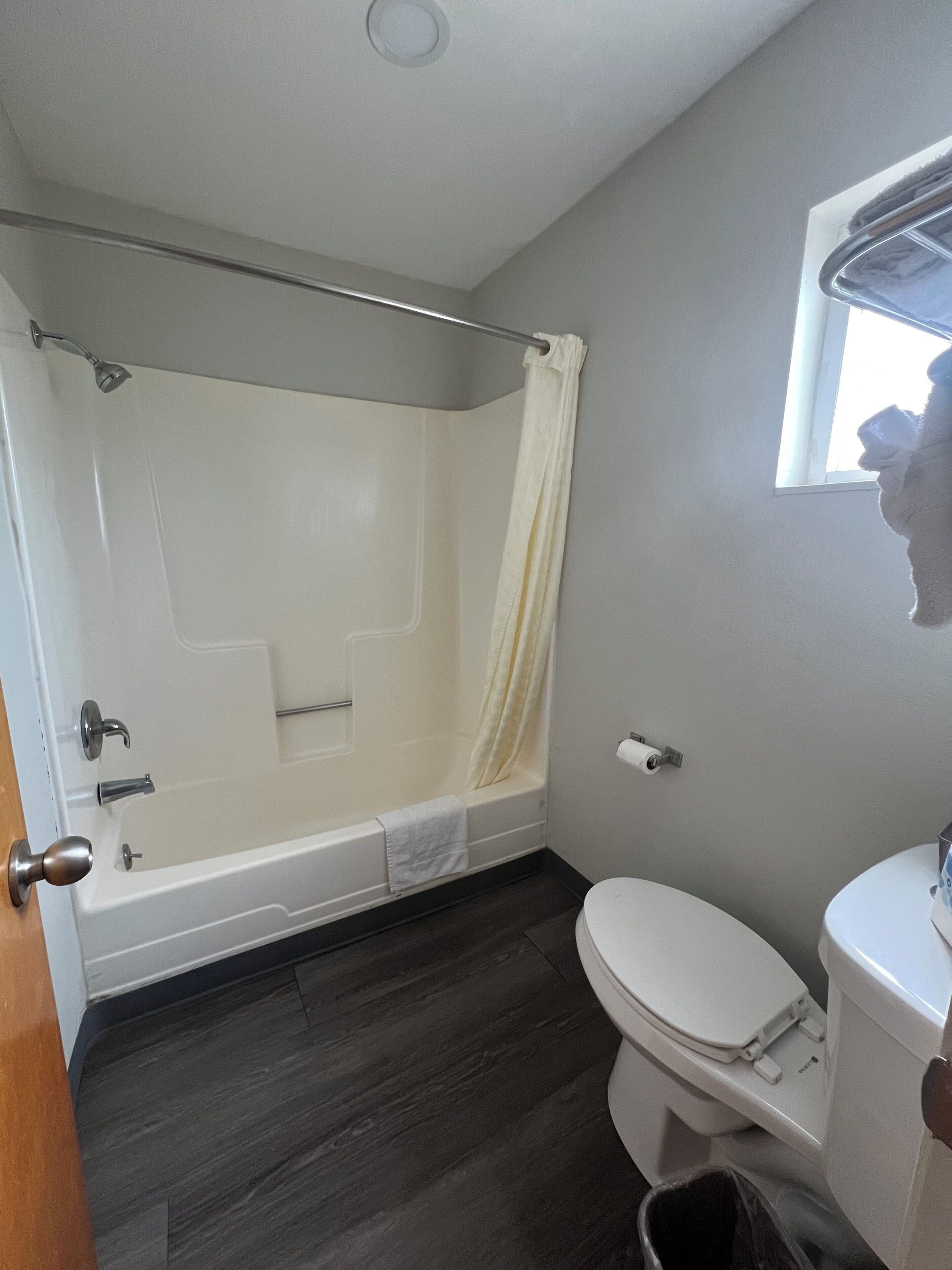 Ensemble baignoire-douche, articles de toilette (gratuits)
