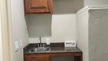 Combined shower/bathtub, free toiletries, hair dryer, towels