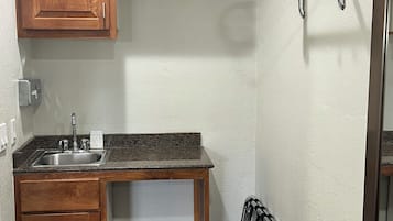 Bañera con ducha, artículos de tocador gratuitos, secador de pelo