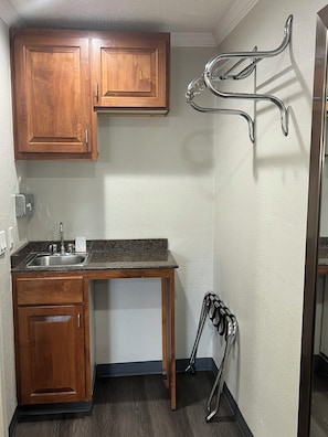 Combined shower/tub, free toiletries, hair dryer, towels - Golden Eagle Motel (Dorris)