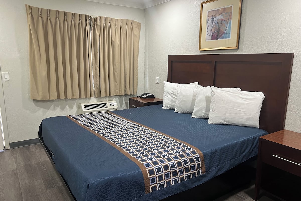 Room, 1 King Bed | Premium bedding, desk, blackout drapes, soundproofing