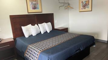 Habitación, 1 cama de matrimonio grande | Ropa de cama de alta calidad, escritorio, cortinas opacas