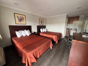 Habitación, 2 camas dobles | Ropa de cama de alta calidad, escritorio, cortinas opacas