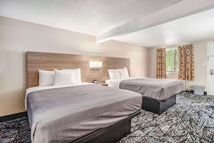 Escritorio, espacio para trabajar con un portátil, cortinas opacas