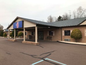Property entrance - Motel 6 Bloomsburg, PA (Bloomsburg)