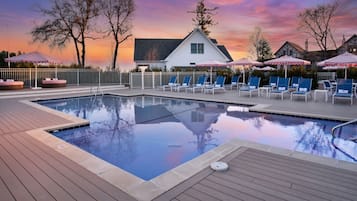 Piscina stagionale all'aperto, lettini
