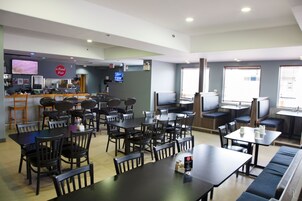 Café da manhã feito na hora grátis todos os dias