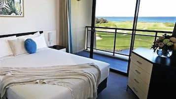Suite, 1 grand lit, balcon, vue océan | Fer et planche à repasser, Internet, draps fournis