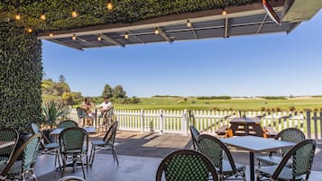 Serves lunch, dinner and happy hour