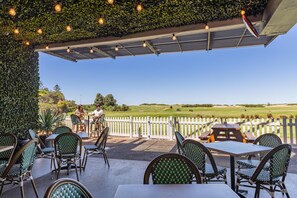 Serverer lunsj, middag og happy hour