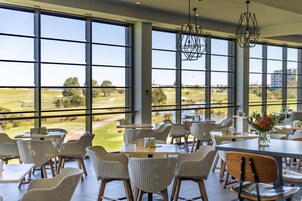 Se sirven almuerzos y cenas; cocina local; con vista al campo de golf