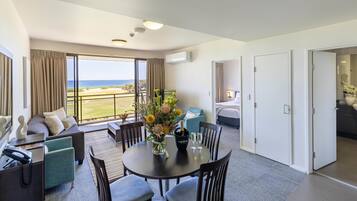 Suite, 1 grand lit, balcon, vue océan | Fer et planche à repasser, Internet, draps fournis