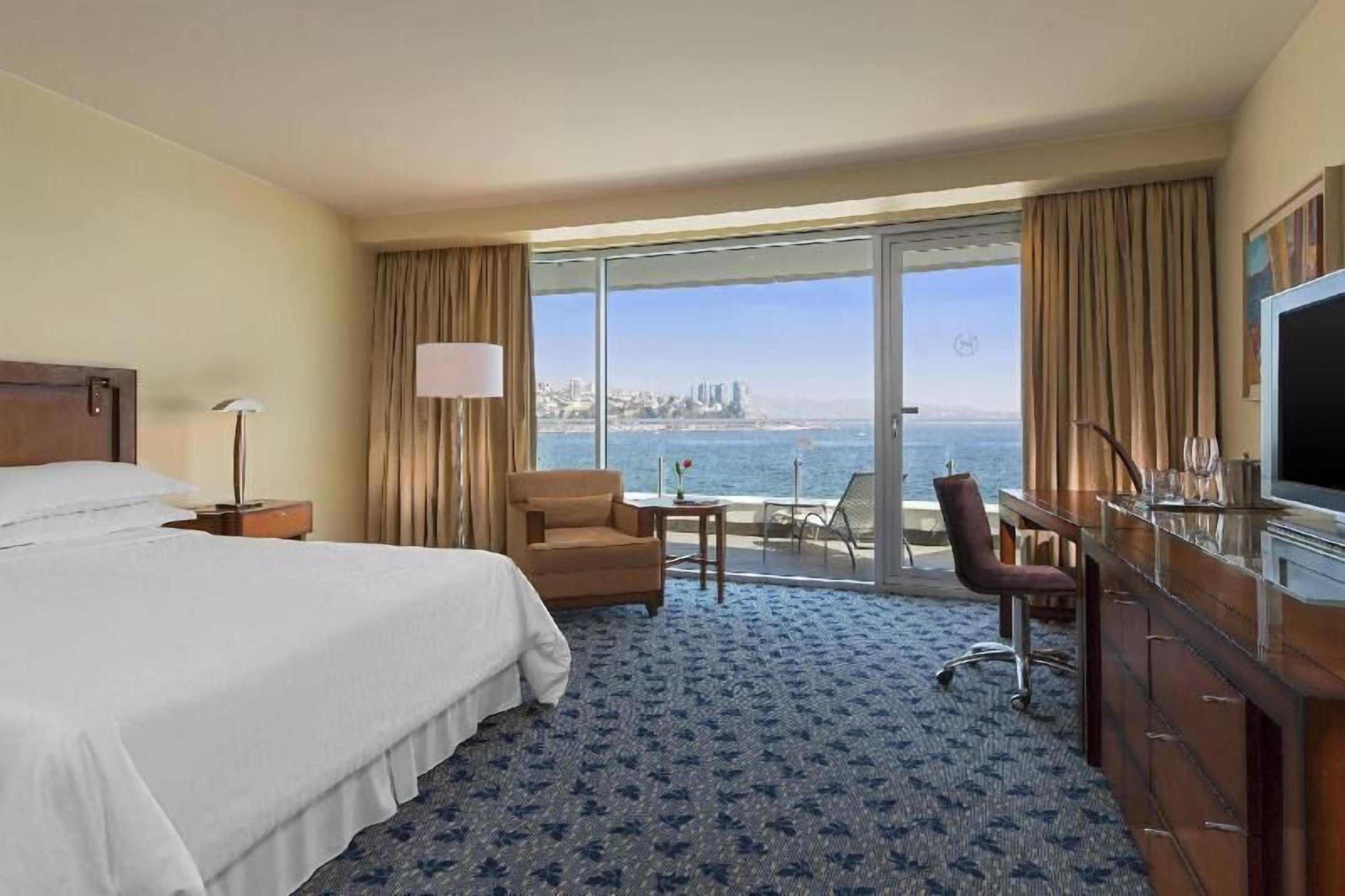 Minibar, caja de seguridad en la habitación y decoración personalizada 