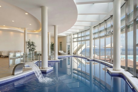 Una piscina techada, una piscina al aire libre