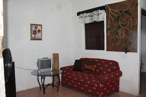 Living area - Bachelor Inn Hotel (Belize City)