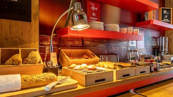 Frukostbuffé varje dag (EUR 12.90 per person)