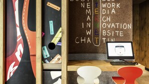 A workspace with a computer, desk, and various office supplies. - ibis Paris Boulogne Billancourt (Boulogne-Billancourt)