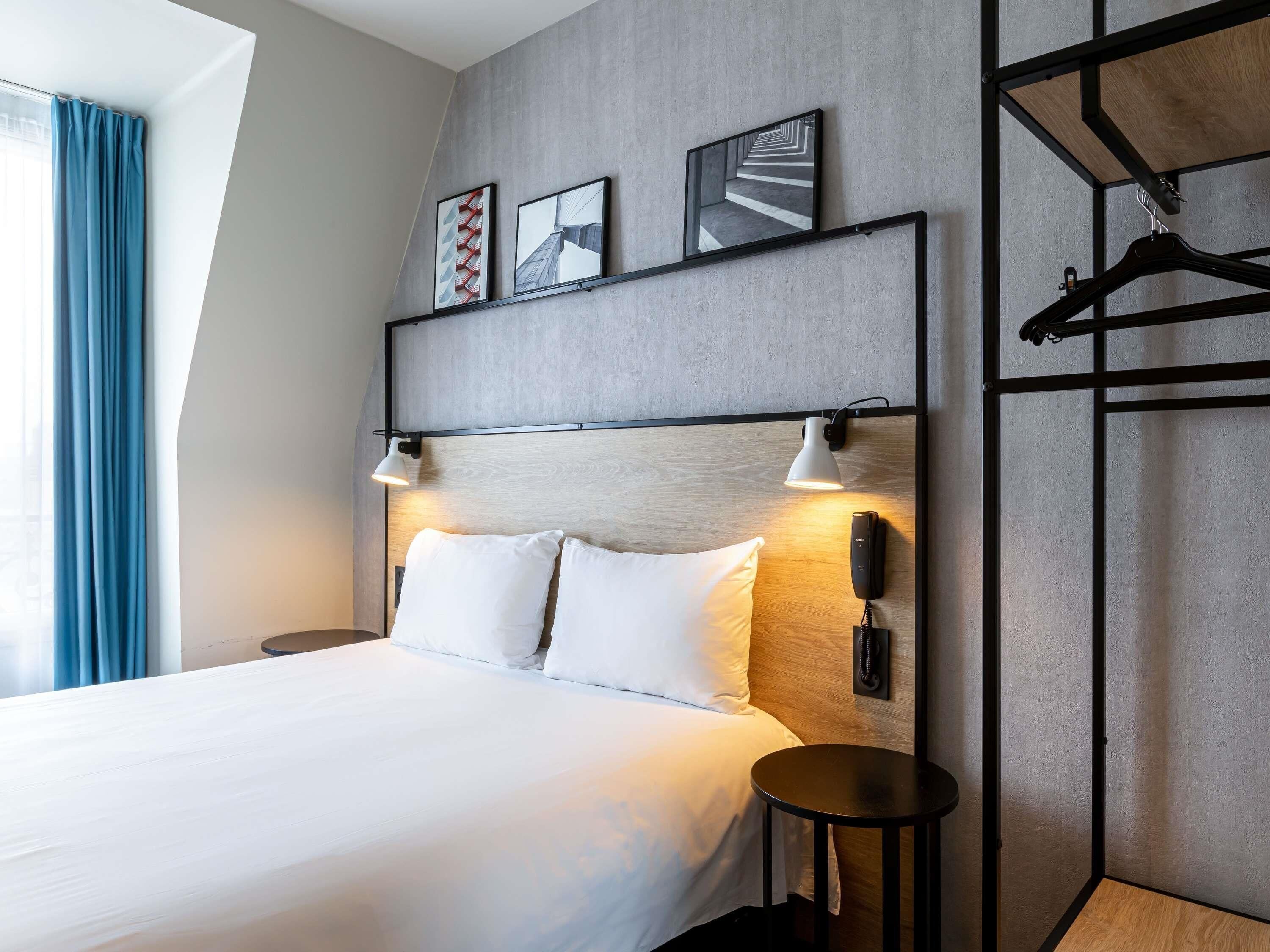 Kahden hengen standard-huone, 1 parisänky | Tallelokero huoneessa, työpöytä, äänieristys, silitysrauta/-lauta