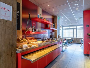 Daily buffet breakfast (EUR 13.20 per person) - ibis Paris Boulogne Billancourt (Boulogne-Billancourt)
