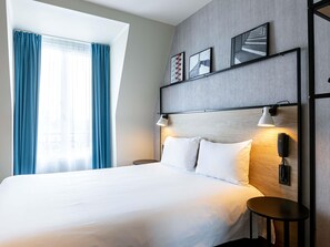 Standaard tweepersoonskamer, 1 tweepersoonsbed | Een kluis op de kamer, een bureau, geluiddichte muren