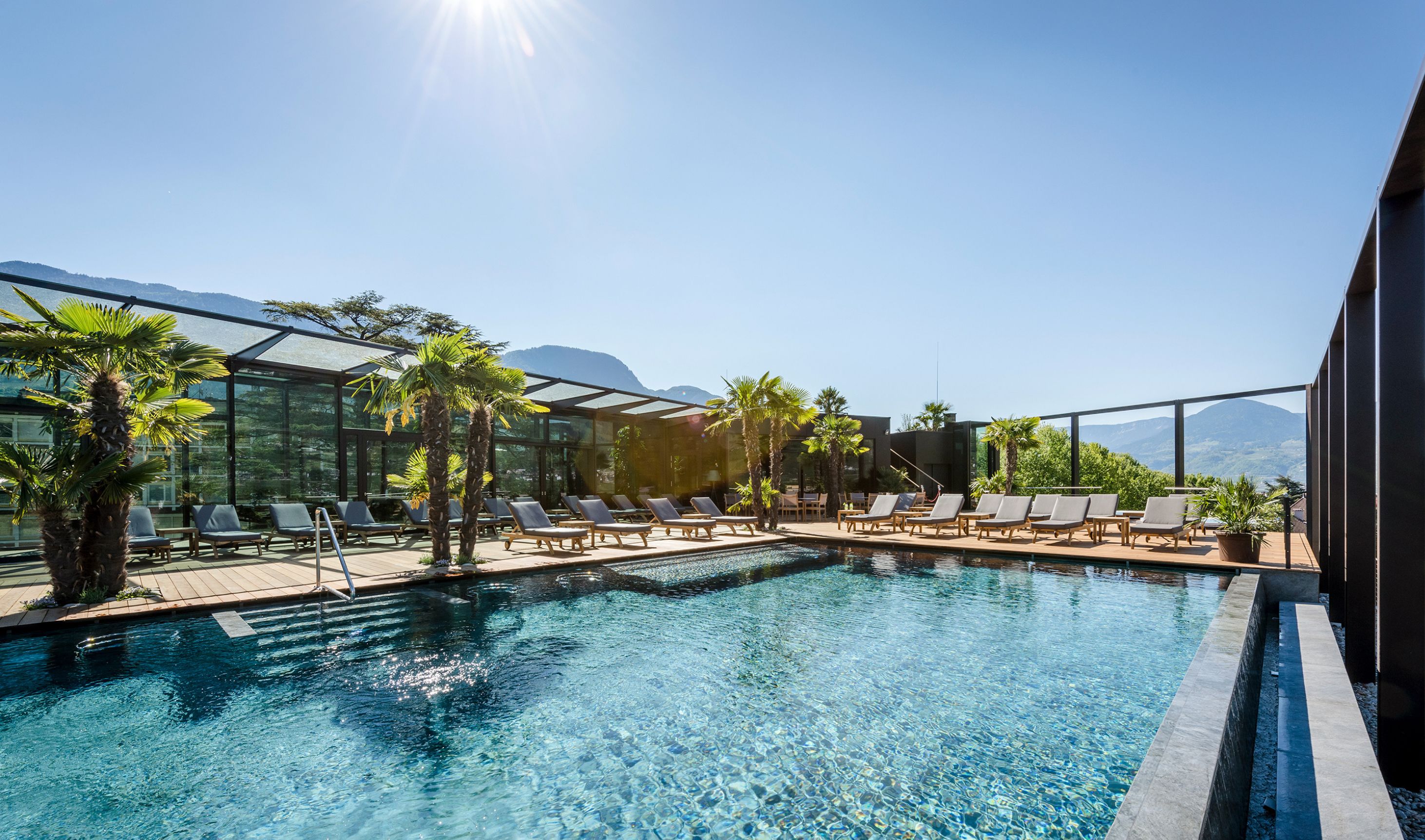 2 piscines couvertes, 2 piscines extérieures, chaises longues