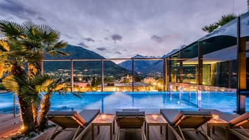 2 kolam renang indoor dan 2 kolam renang outdoor, dengan kursi berjemur