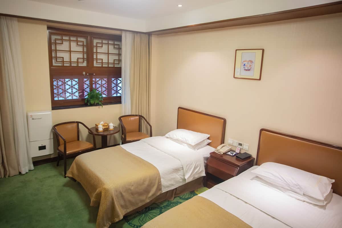 ห้องเบสิกทวิน | เครื่องนอนระดับพรีเมียม, ตู้นิรภัยในห้องพัก, โต๊ะทำงาน, ผ้าม่านกันแสง
