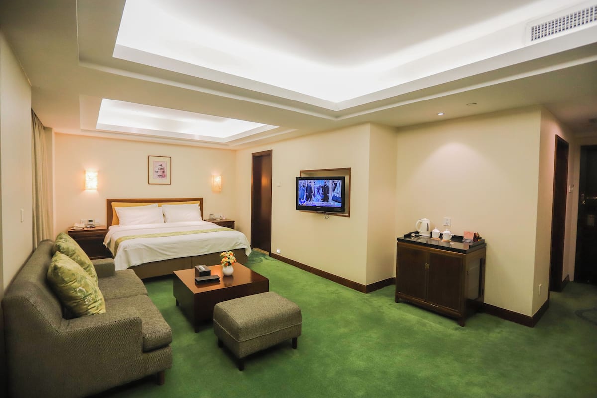 Superior Executive Room | เครื่องนอนระดับพรีเมียม, ตู้นิรภัยในห้องพัก, โต๊ะทำงาน, ผ้าม่านกันแสง